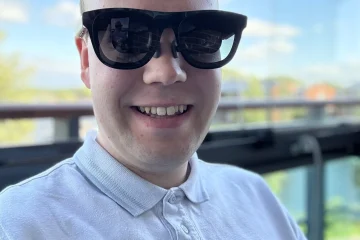 Roni XReal One Pro AR-lasit päässä