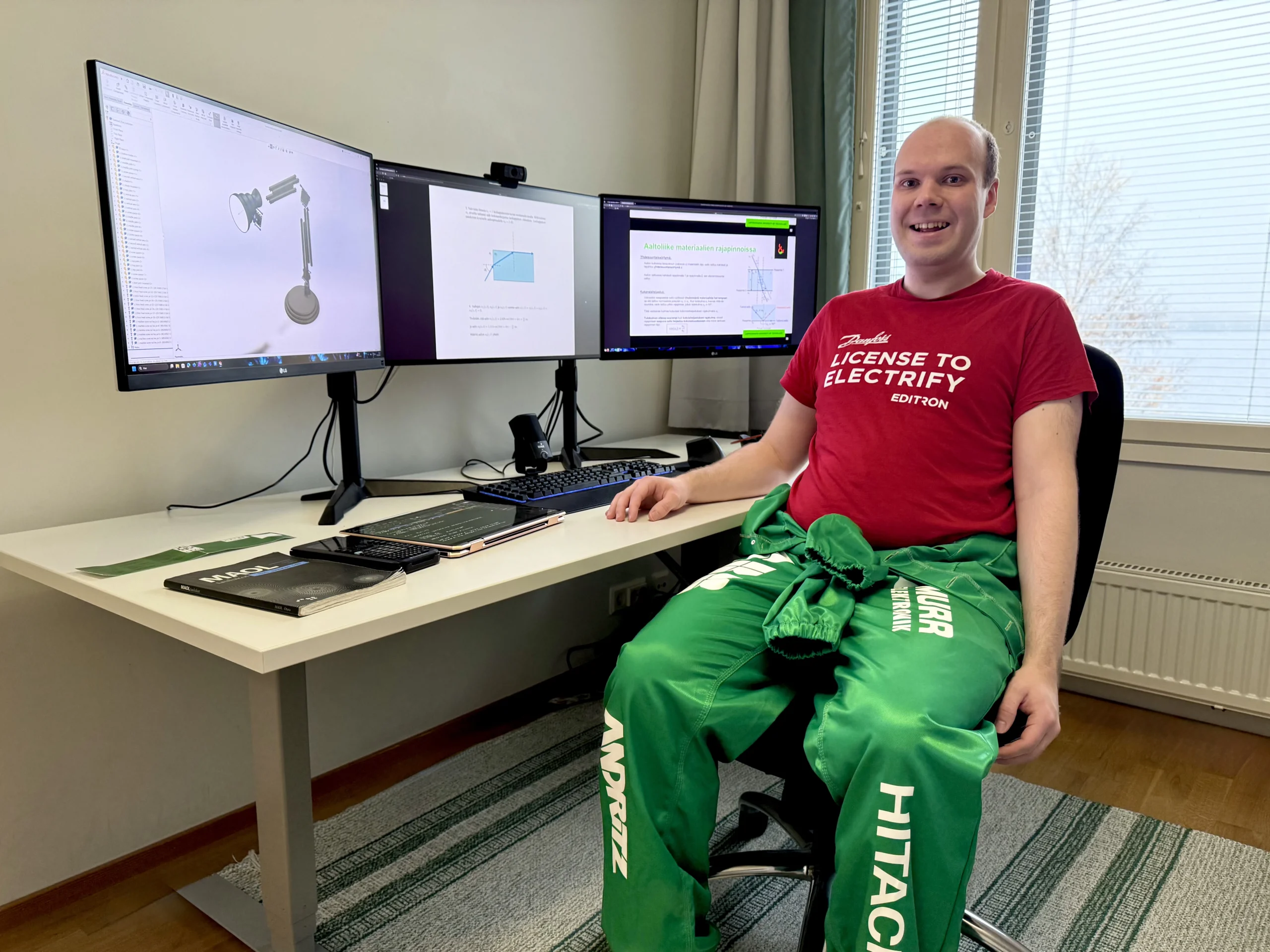 Roni Juntunen opiskelijahaalareissa ja Editron paidassa.